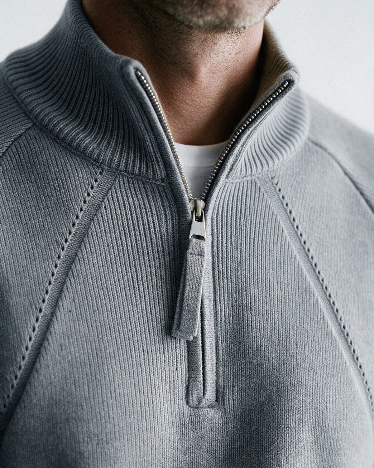 Alder ribbed stand-up collar and metal zip, close-up