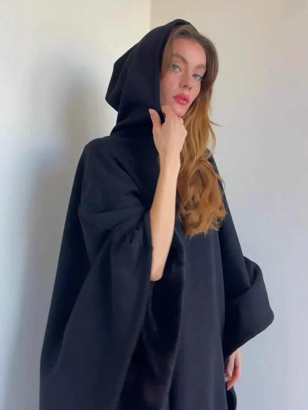 FleeceGuard™ – Ultra-Soft Thermal Hooded Cloak for Cozy Warmth