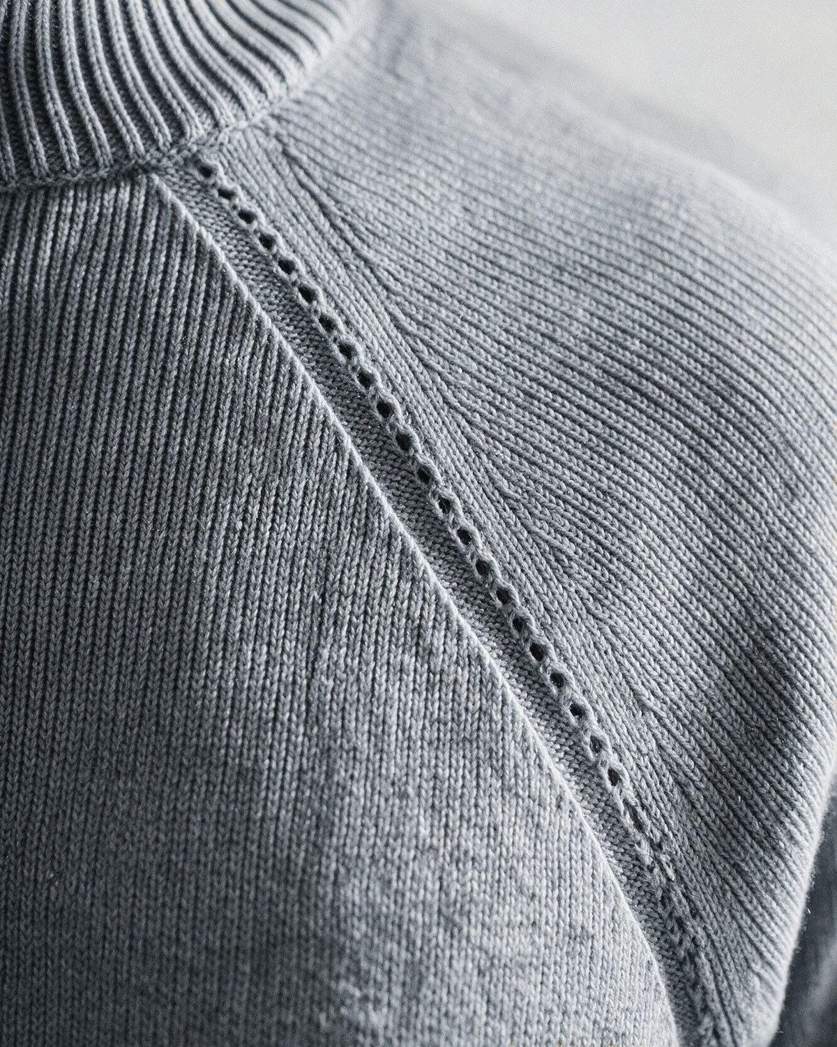 Alder raglan sleeve with openwork seam, close-up