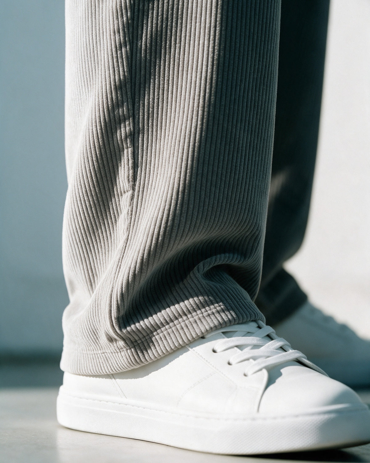 Wide leg falling over the shoe